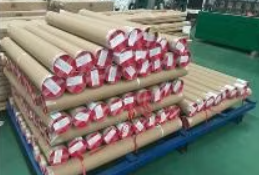 Protective tubes safeguarding aluminium profile ends during international shipping